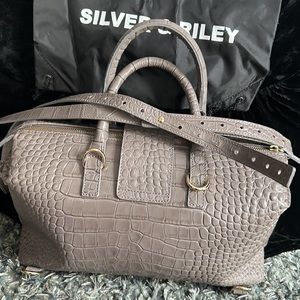 SILVER & RILEY

CONVERTIBLE EXECUTIVE LEATHER BAG IN CROCODILE PRINT COOL GRAY